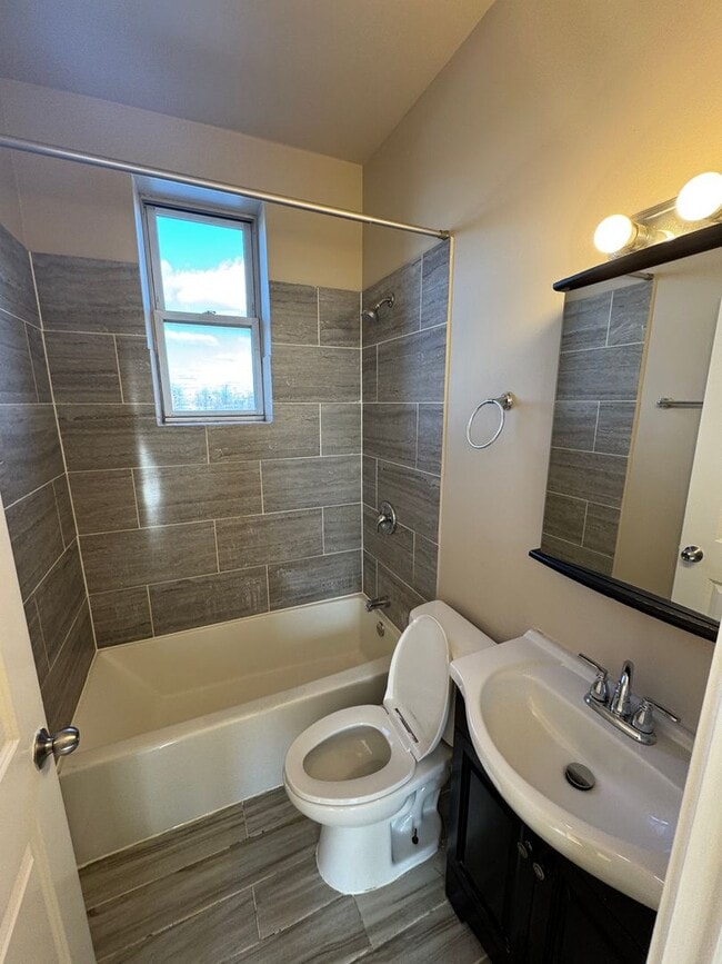 Building Photo - 6507 S Ingleside Ave