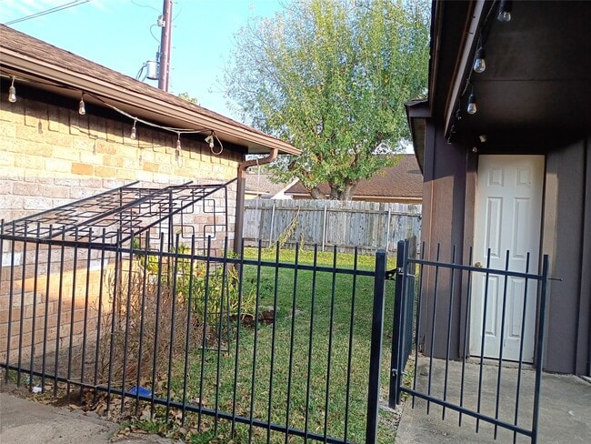 Building Photo - 2847 Field Line Dr