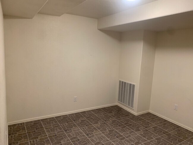 Building Photo - Gorgeous 7 Bed/3.5 Bath Home for Rent in C...
