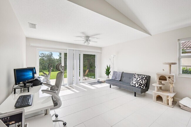 Building Photo - 10853 SW Elsinore Dr