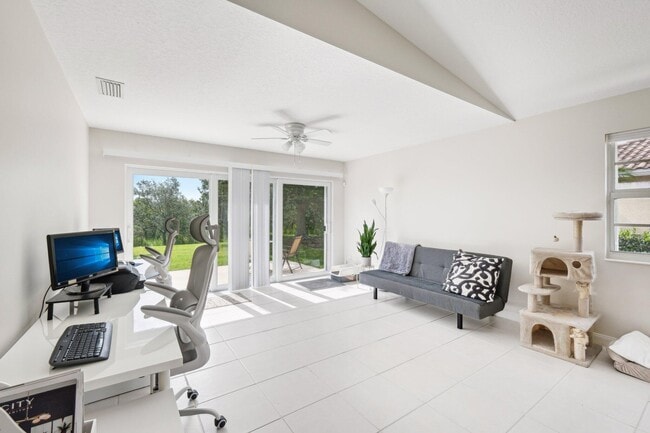 Building Photo - 10853 SW Elsinore Dr