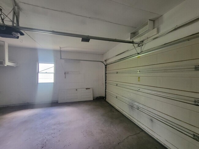 Building Photo - 3 +bedrooms /2 bath + Attached 2-car Garage Home -Available Now in Peoria!