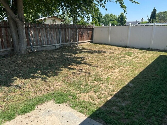 Building Photo - 1136 W Damron Ave