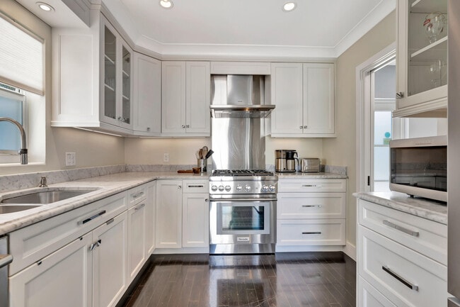 Building Photo - 136 Worth Ct S