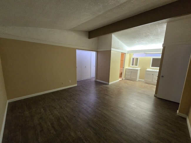 Building Photo - Country Club Terrace Condo