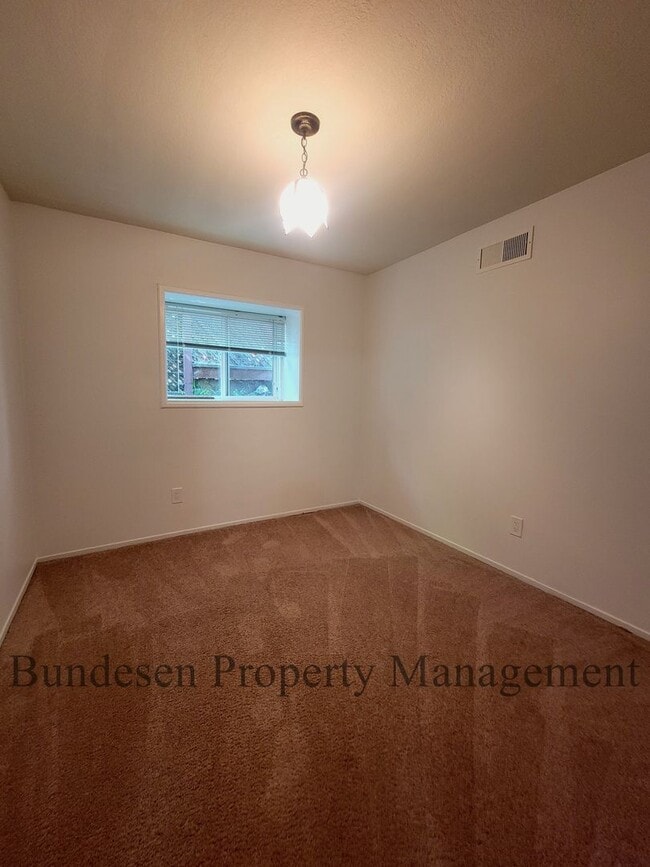 Building Photo - 5 Bedrooms  Desirable Westside Petaluma !