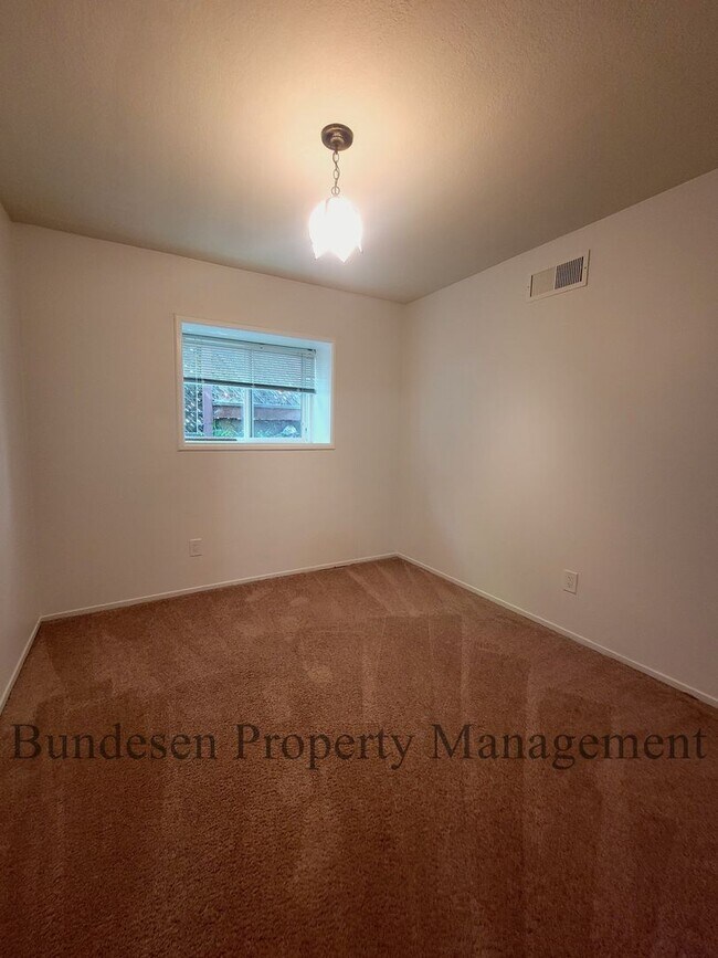 Building Photo - Spacious Westside 5BR Home in Petaluma - E...