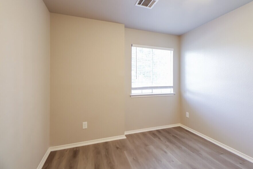 Building Photo - 15524 Sarah's Creek Dr