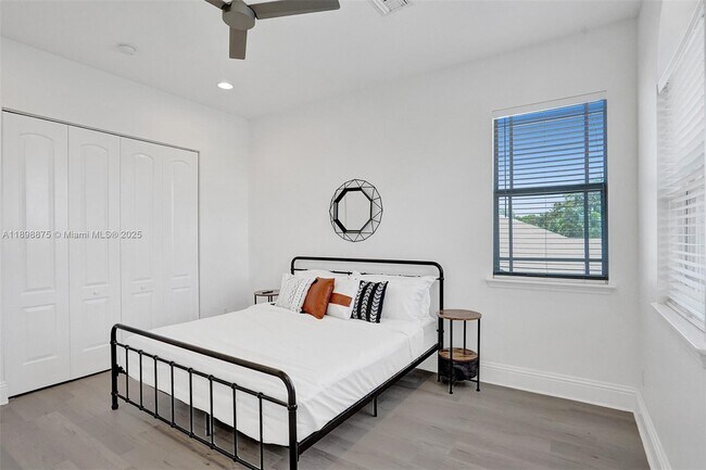 Building Photo - 1207 SW 21st St