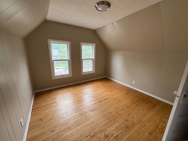 Building Photo - Charming 4-Bed Oasis in Minneapolis – Spacious 1500 Sq Ft Gem!