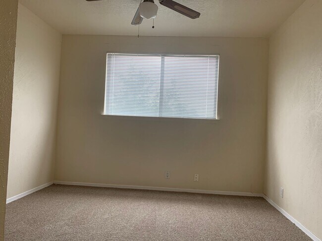 Building Photo - Townhome Style 2bed/1.5 bath