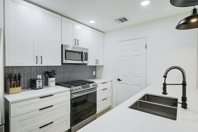 Building Photo - 3605 Leafield Dr