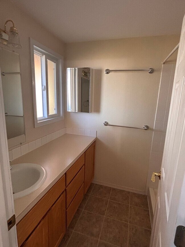 Building Photo - Spacious 4 bedroom 2 bath Home in North Al...