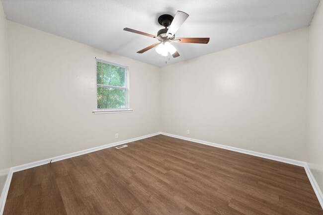 Building Photo - Renovated 3 Bedroom Dog Friendly Home For ...