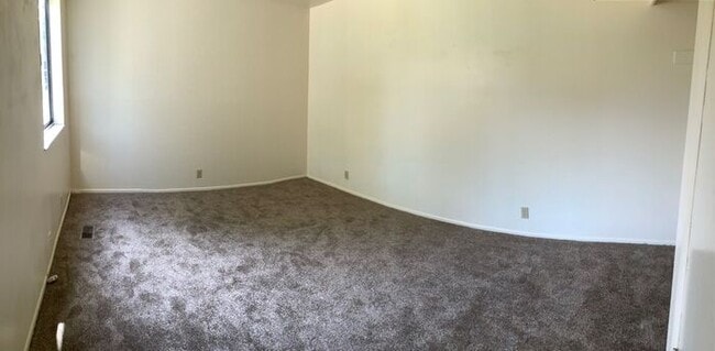 Building Photo - West Valley Town home - Large Backyard!