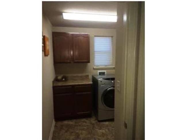 Building Photo - Great 2 story property located at West Hills!