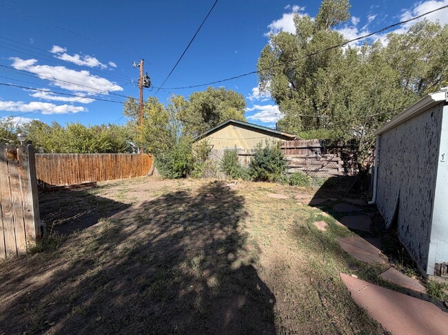 Building Photo - Charming 3 Bedroom 2 Bathroom House