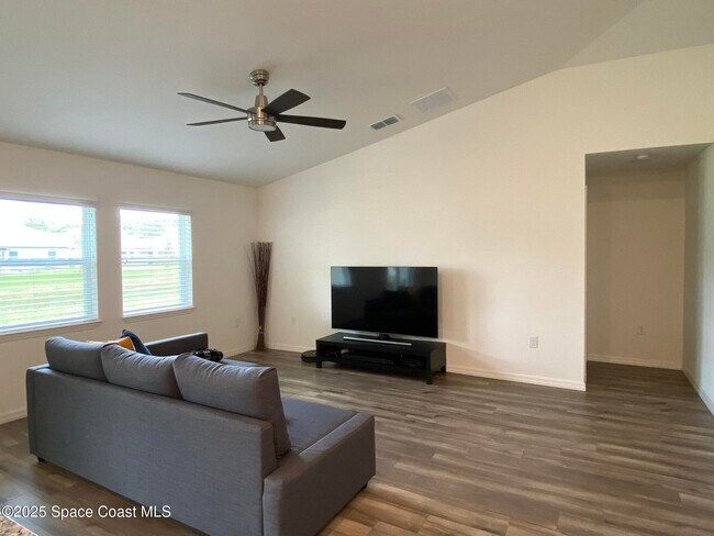 Building Photo - 1186 Dania Cir