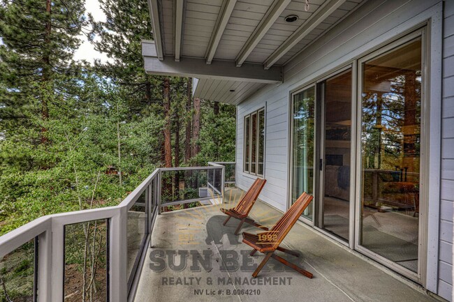 Building Photo - Beautiful Home w Peek Lakeview!