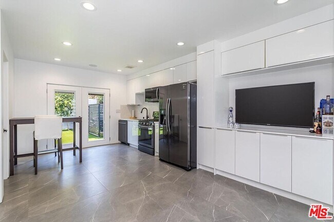 Building Photo - 1948 S Point View St