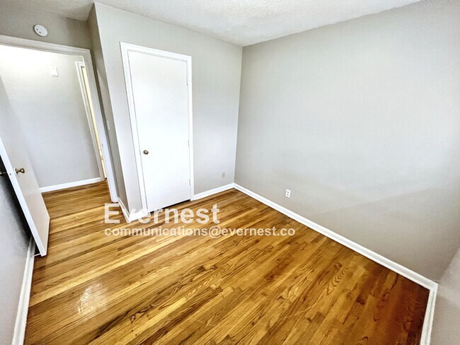 Building Photo - 4905 Eastwood Dr