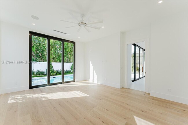 Building Photo - 464 NE 6th St