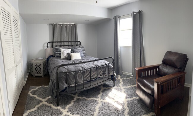 Building Photo - 8445 N Greenvale Rd