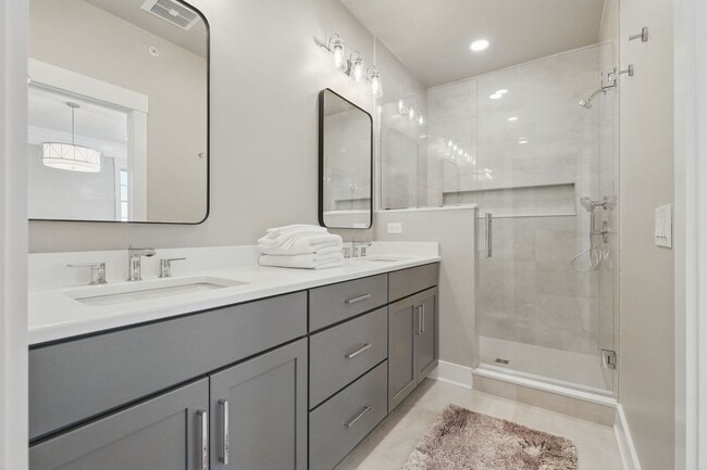 Building Photo - Luxurious, Fully Furnished Townhome       ...