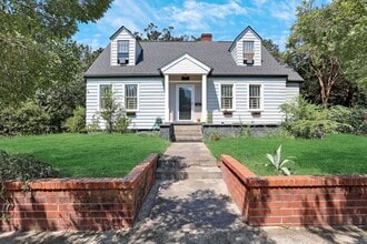 Building Photo - Charming bungalow downtown