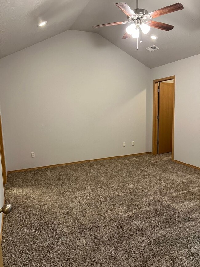 Building Photo - 3 bedroom, 2 bathroom, 2 car garage duplex in Republic