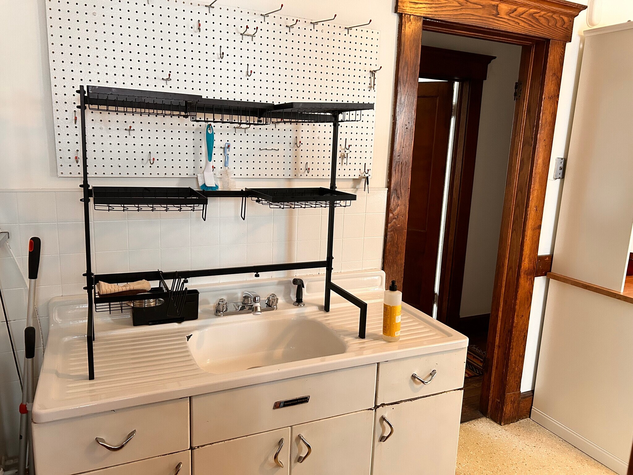 Kitchen sink - 146 Foster St