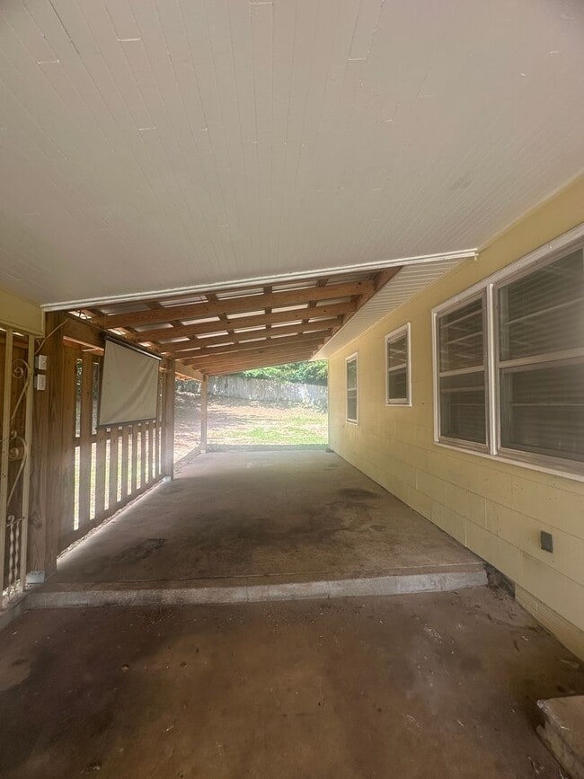 Building Photo - Hillcrest!!