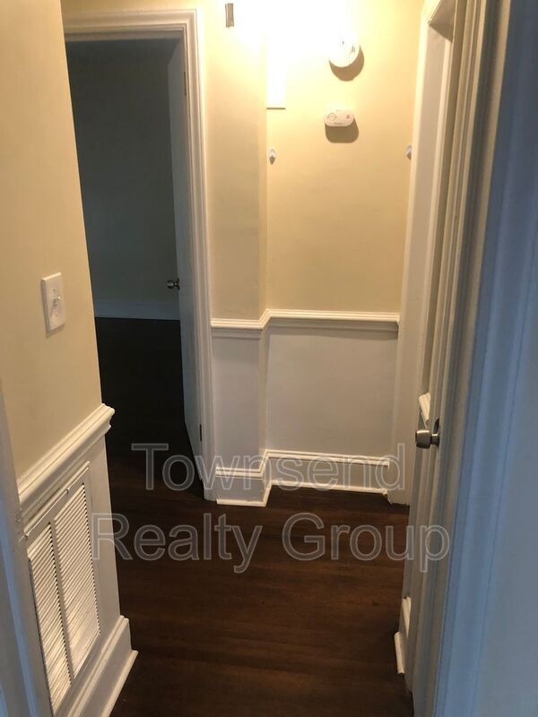 Building Photo - 3649 Dresden Dr E