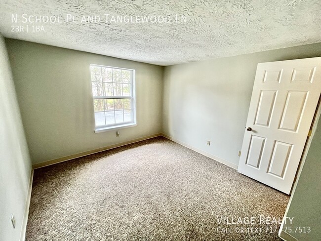 Building Photo - Top Floor! Roomy 2-Bed with A/C & Off-Stre...