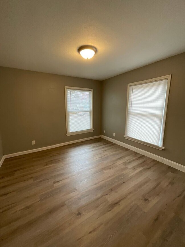 Building Photo - Stunning 3BR/1BA Home - HUGE fenced-in Backyard!