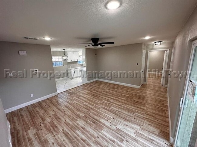 Building Photo - Fully Renovated Home in Ideal location in ...