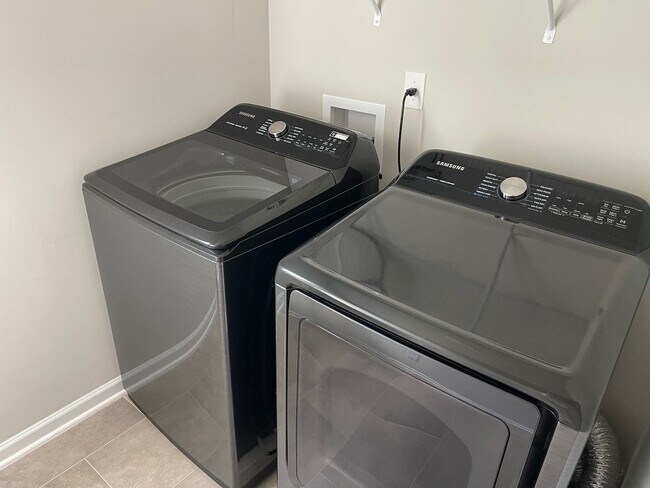 Building Photo - Spacious, Stylish, and Ready for You!