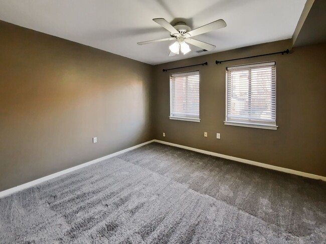 Building Photo - Bright & Spacious 2BR/2BA Otterbein Condo ...