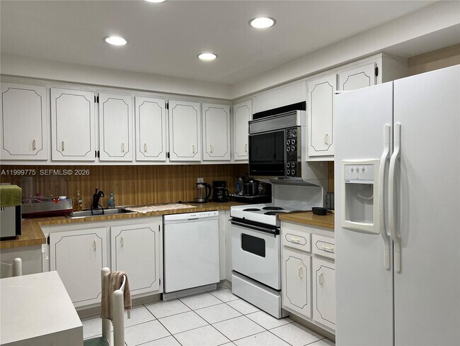 Building Photo - 16500 Golf Club Rd