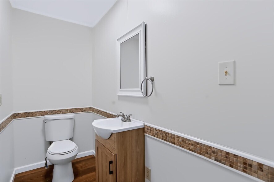 Building Photo - 459 Chamber St