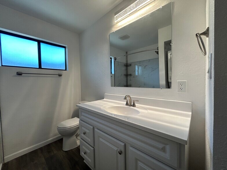 Building Photo - 2122 S Granada Dr