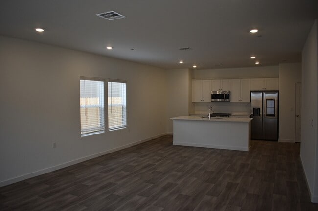 Building Photo - 4448 N San Miguel Ave