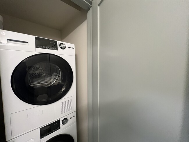 Building Photo - 160 Seabury St