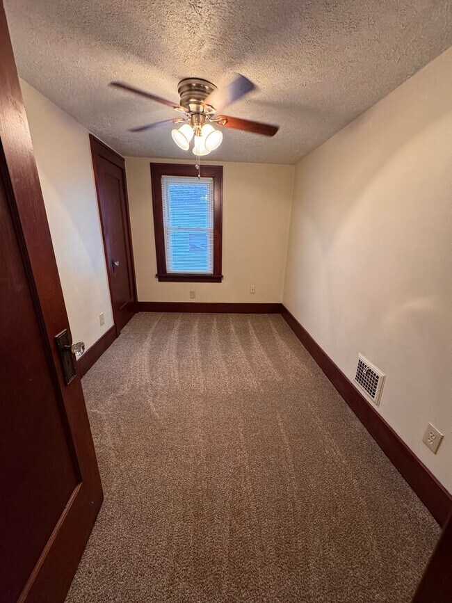 Building Photo - 853 Lawrence Ave