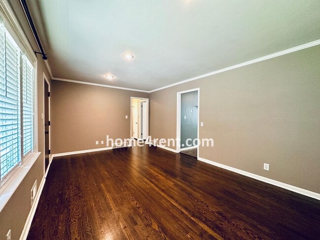 Building Photo - Beautiful Hardwoods w Fenced-in Yard!