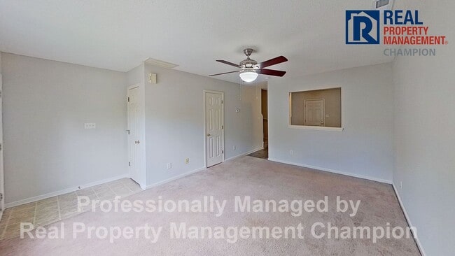 Building Photo - 2 BD/2.5 BA Townhome with Convenient Jacksonville Location