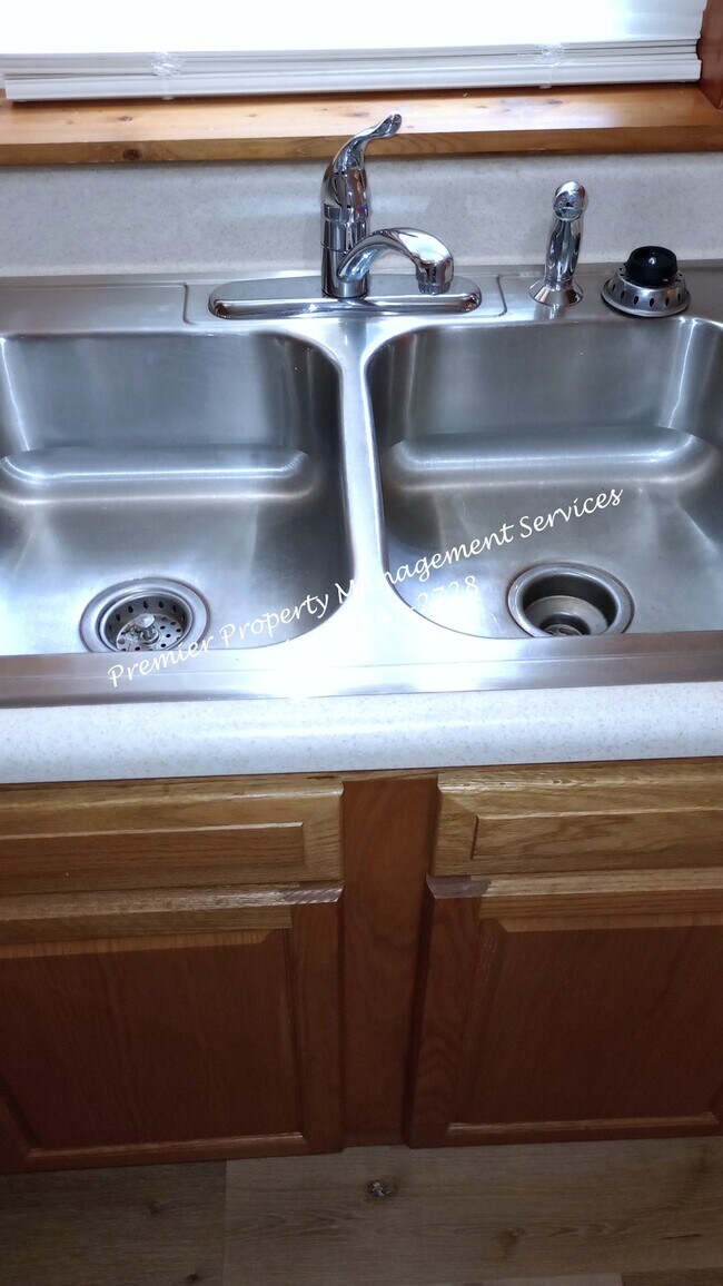 Building Photo - 1650 Brighton Rd