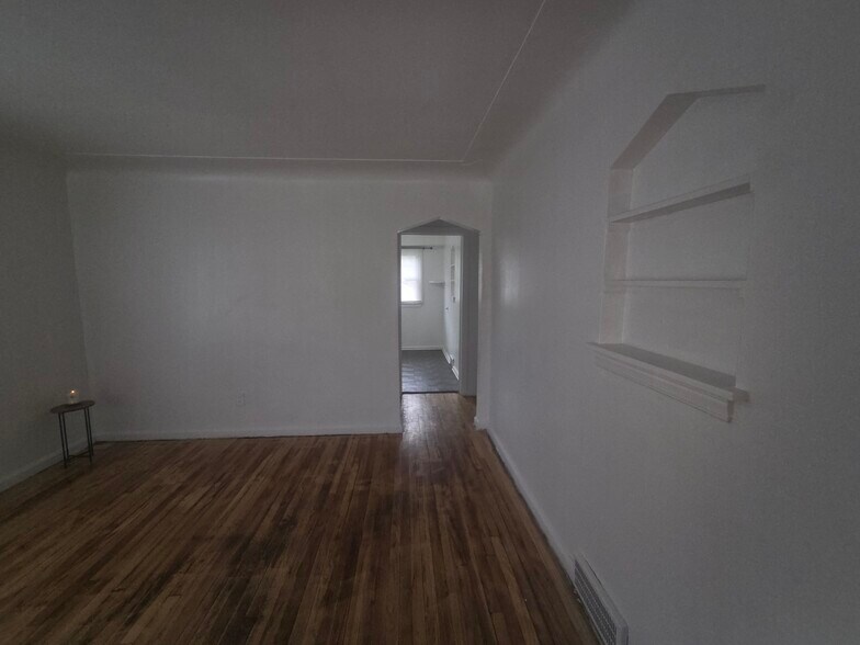 Building Photo - 18699 Shaftsbury Ave