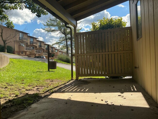 Building Photo - Townhome - 3 Bedroom/ 2.5 Bathroom - Avail...