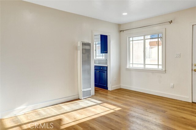 Building Photo - 950 E 48th St
